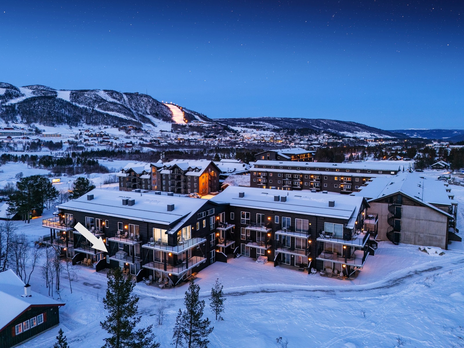 Eiendomsmegler Jannike Seljevoll Herleiksplass har gleden av å ønske velkommen til Bakkestølvegen 87! (Foto: Terje Bjørnsen) Galleribilde