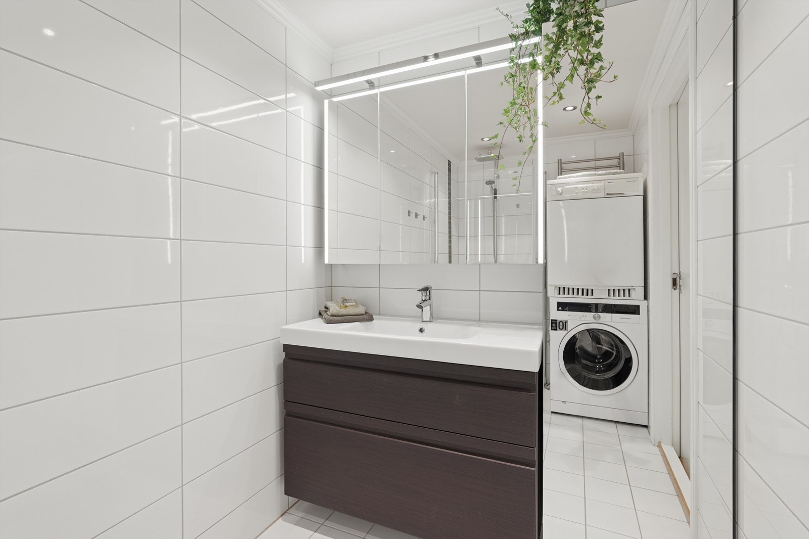 Den stilrene innredningen byr på godt med oppbevaringsplass Galleribilde