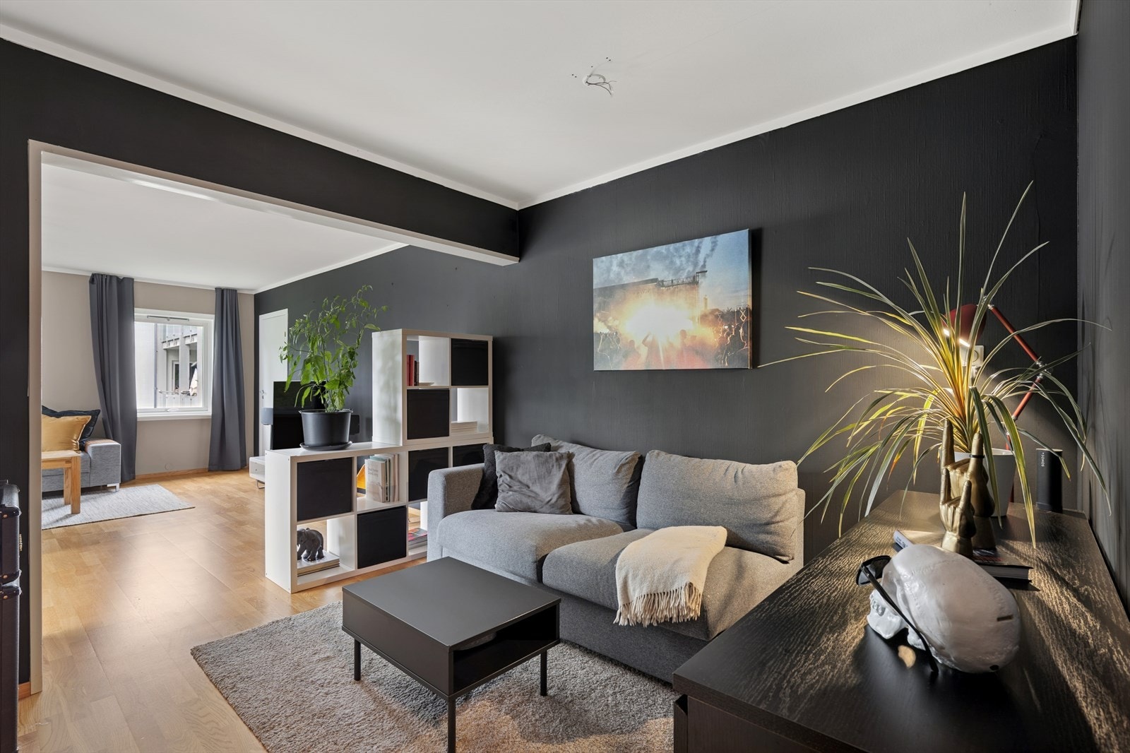 Tv-stuen er malt i mørke nyanser og skapt for fine kvelder for hele familien Galleribilde