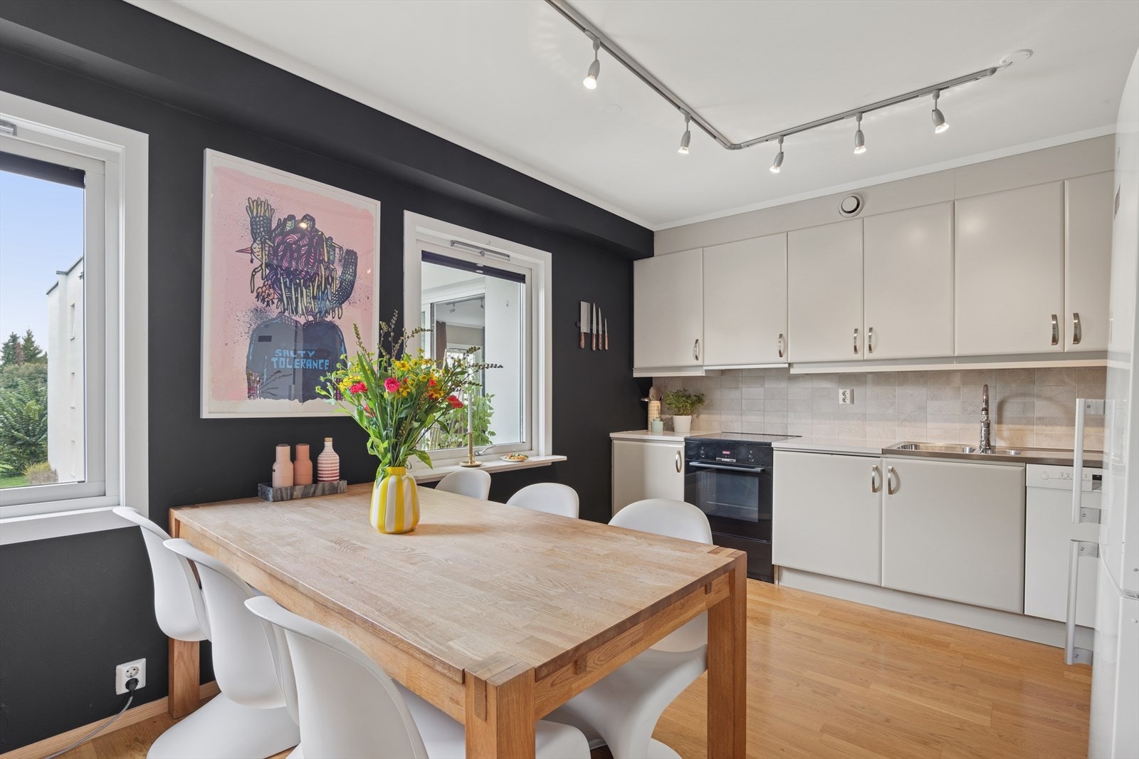 Med lysskinner i taket regulerer man enkelt mellom godt lekselys og dust lys for sene middager Galleribilde