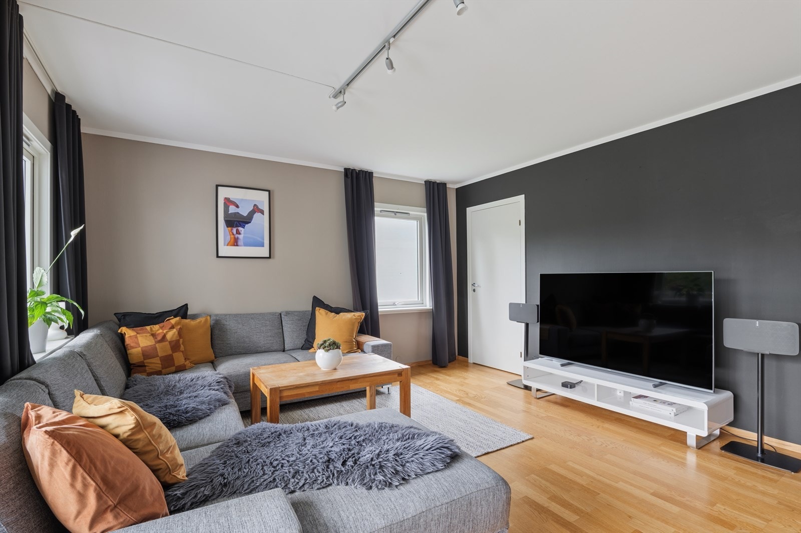 Stuen har godt med naturlig lys fra vest- og nordvendte vinduer Galleribilde