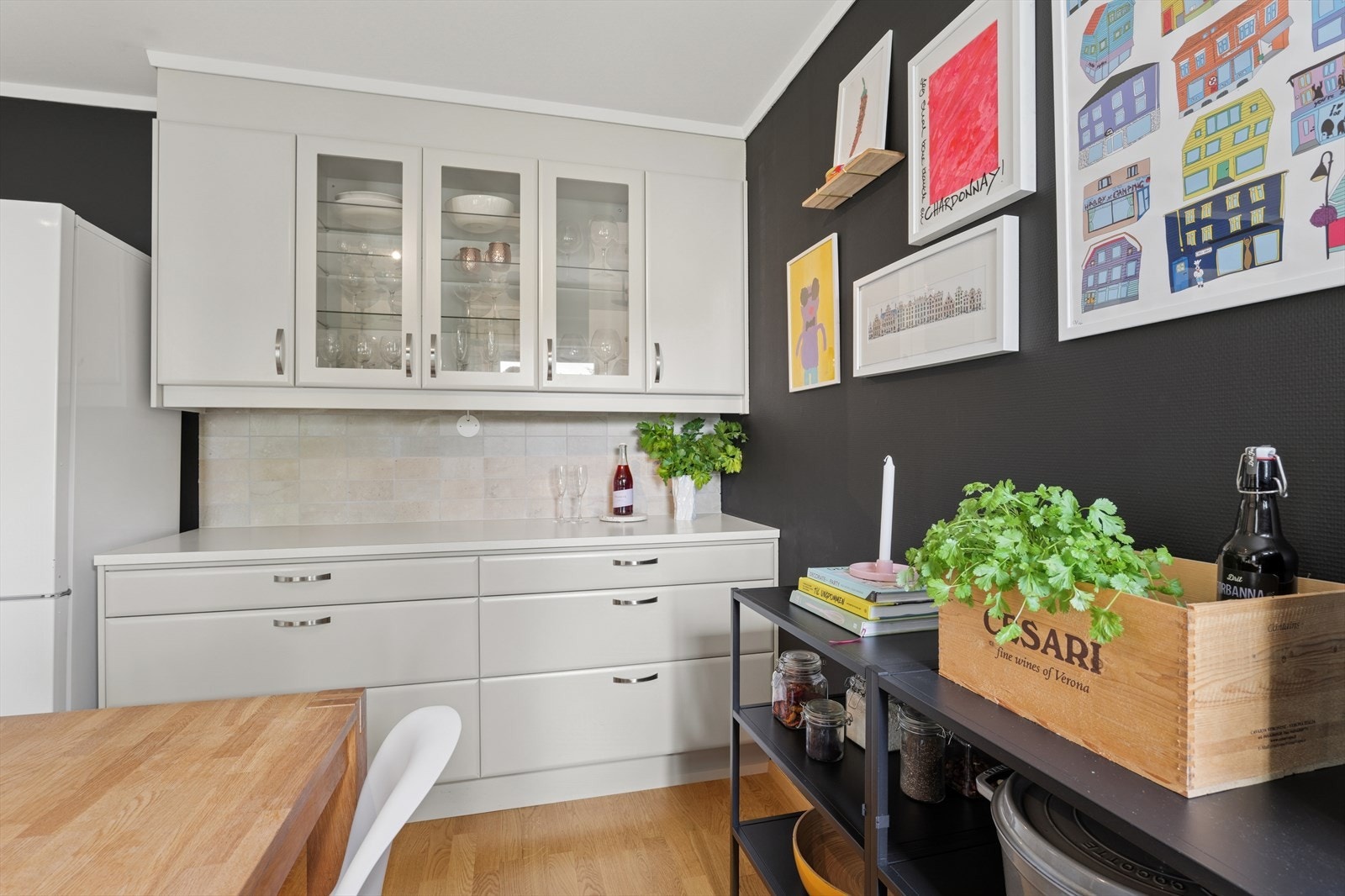 Innredningen byr på godt med oppbevaringsplass og gode arbeidsflater Galleribilde