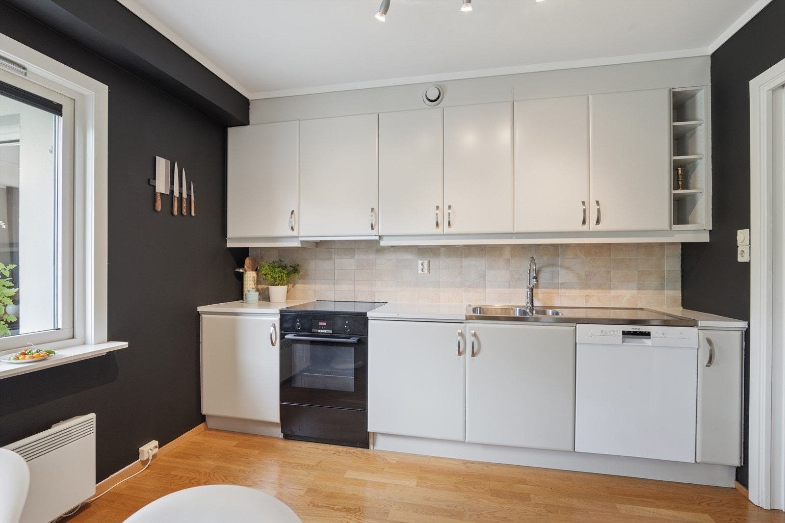 Kjøkkenet ble pusset opp av forrige eier - og det er lagt stor vekt på gode arbeidssoner og flyt i matlagringen Galleribilde