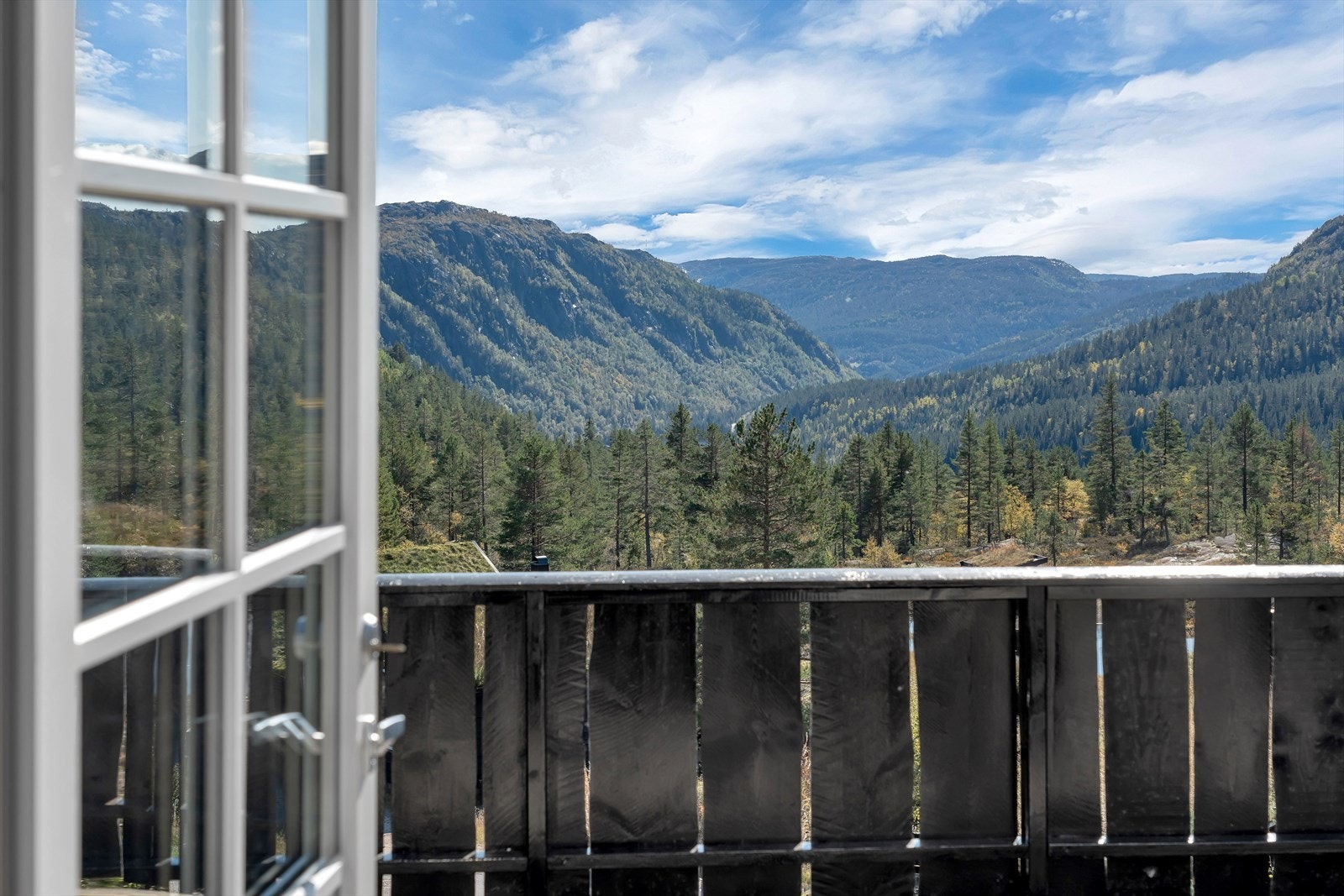 Fra stue/kjøkken er det direkte utgang til terrassen Galleribilde