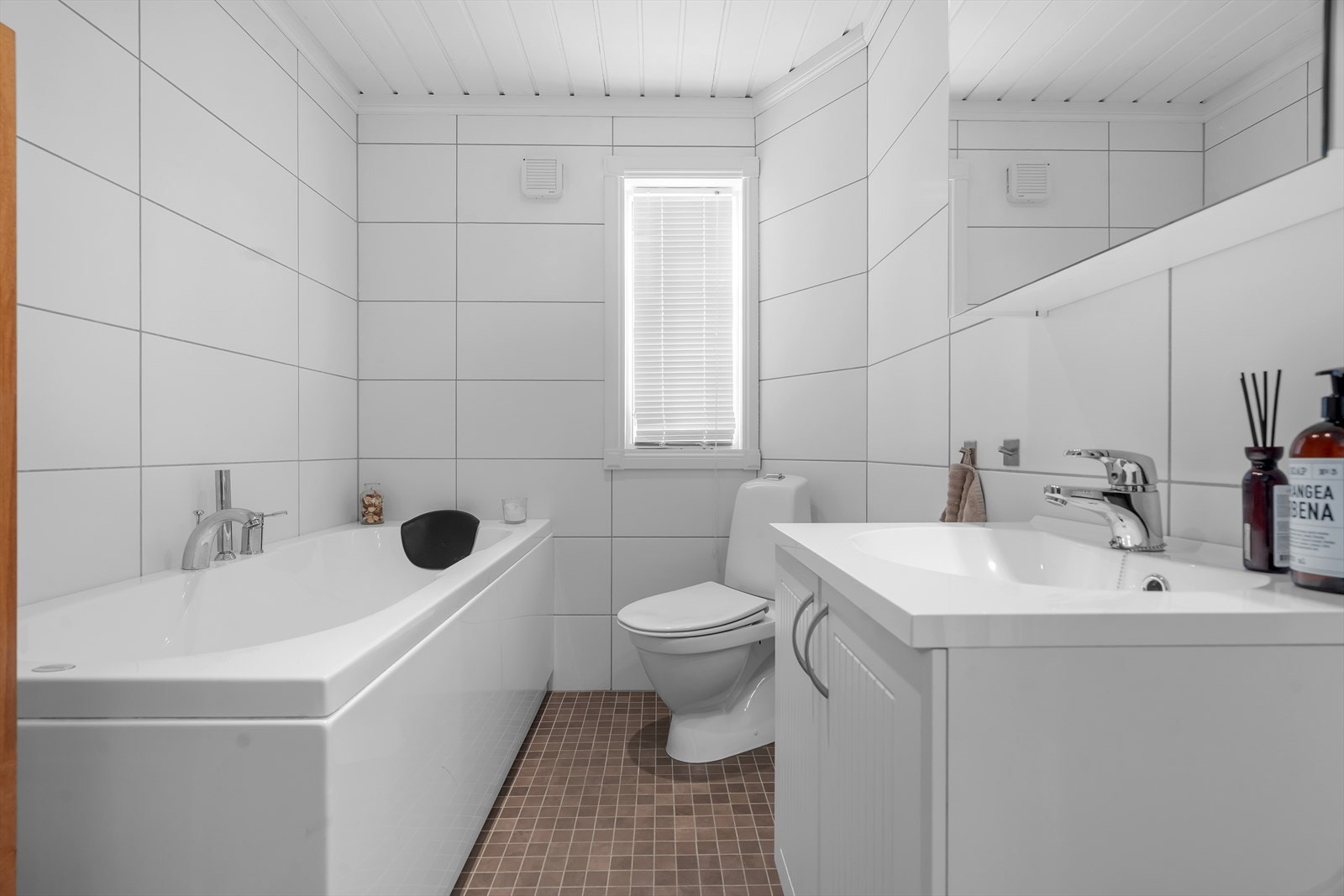 Flott bad i 1.etasje med elektriske varmekabler i gulv Galleribilde