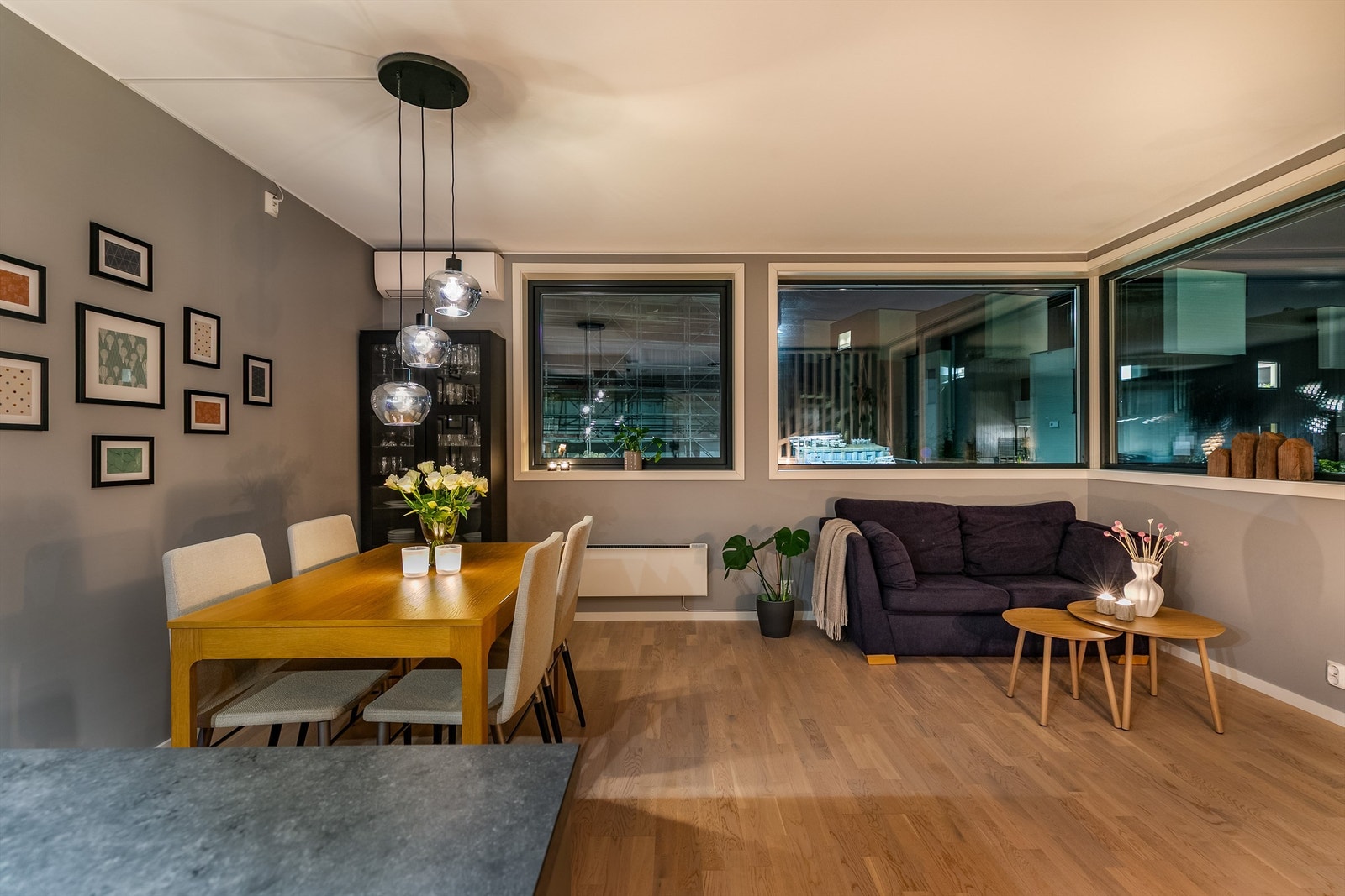 Spisestuen er utstyrt med både luft-luft varmepumpe og en stemningsfremmende, varmende vedovn. Galleribilde