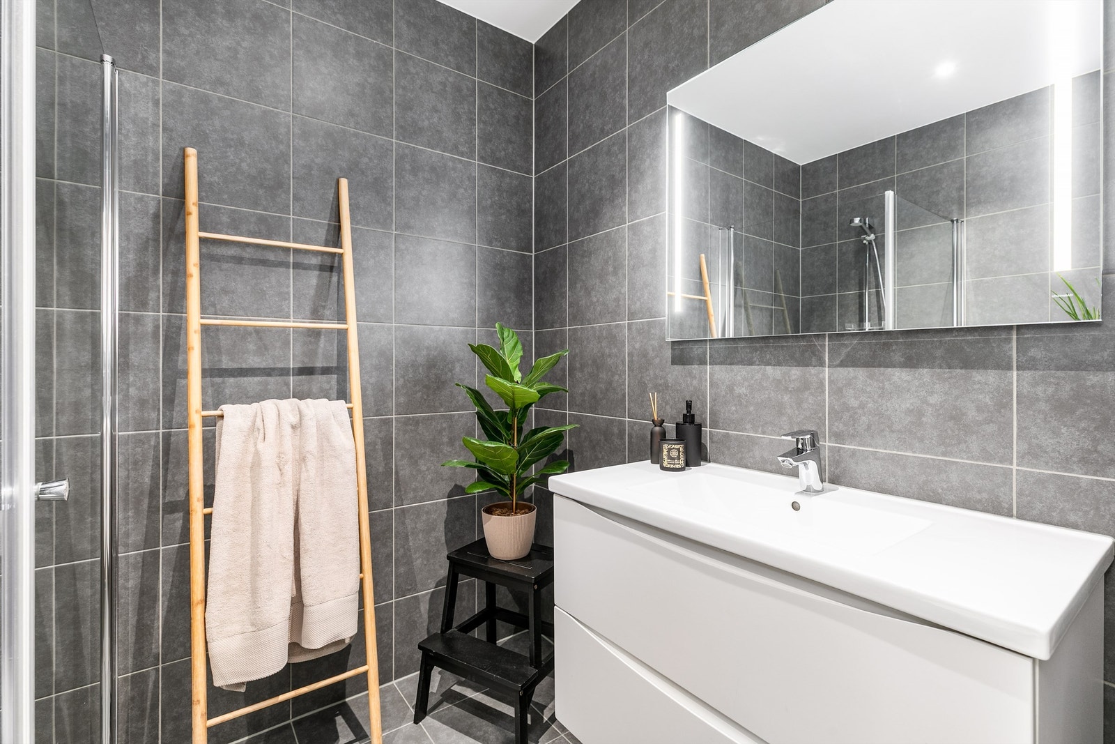 Like fliser på gulv og vegger fremmer helhet på badene. Begge har naturligvis gulvvarme. Galleribilde