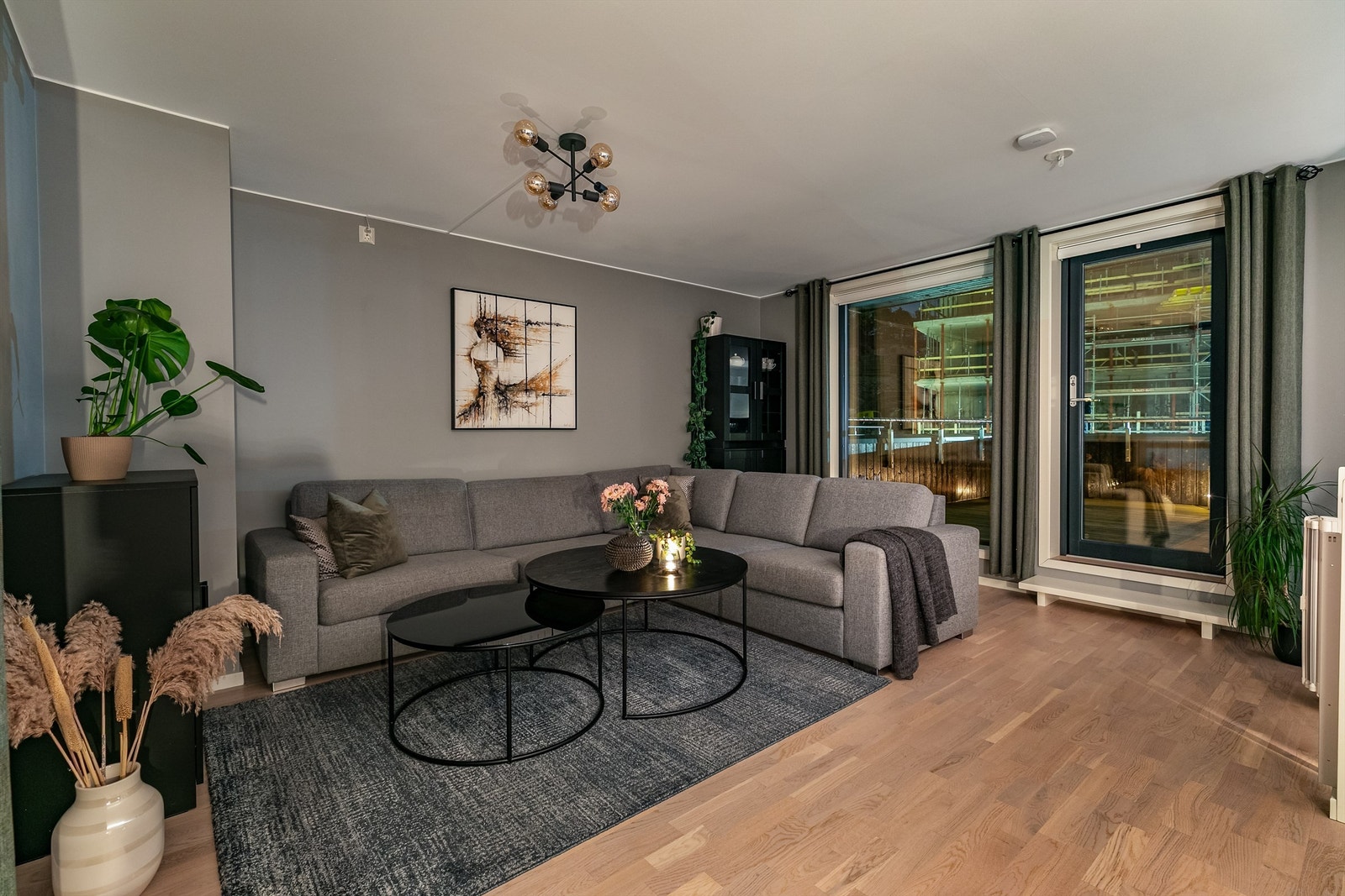 Romslig stue i både tredje og andre etasje gir familien gode muligheter for så vel felles som individuelt opphold i hverdagen. Galleribilde