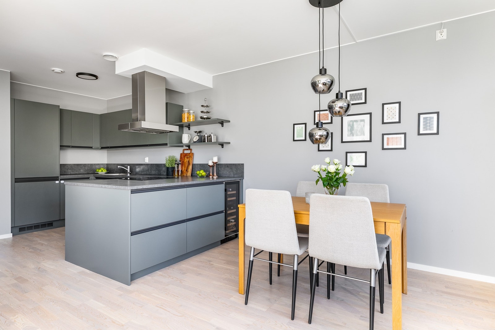 Påkostet kjøkkeninnredning fra Drømmekjøkkenet i stilsikkert og lekkert design. Galleribilde