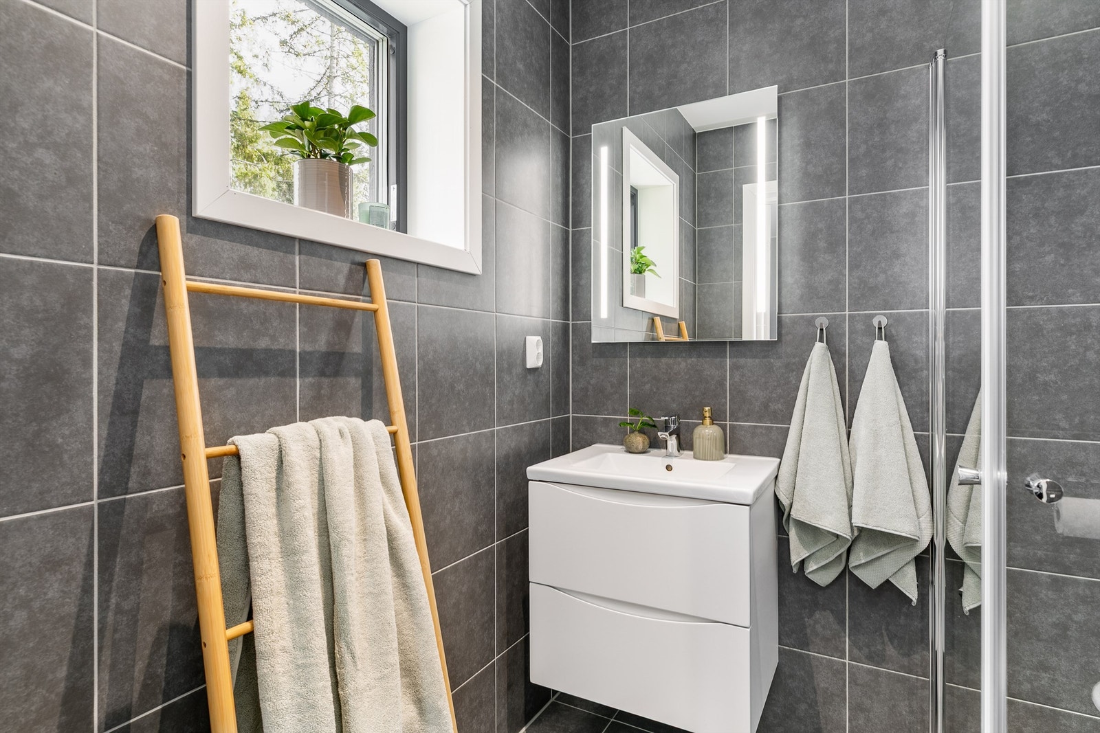 Badene er utført i samme stilpreg, blant annet med møbler fra Vikingbad. Galleribilde