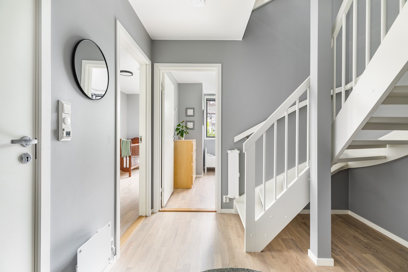 Soverommene i første etasje har praktisk nærhet til badet som er lett tilgjengelig fra gangen rett utenfor. Galleribilde