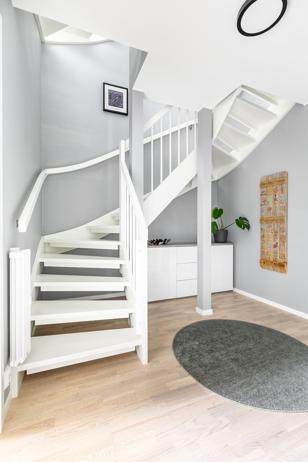 Volumet under trappen er velegnet både for et oppbevaringsmøbel og som lekekrok. Galleribilde