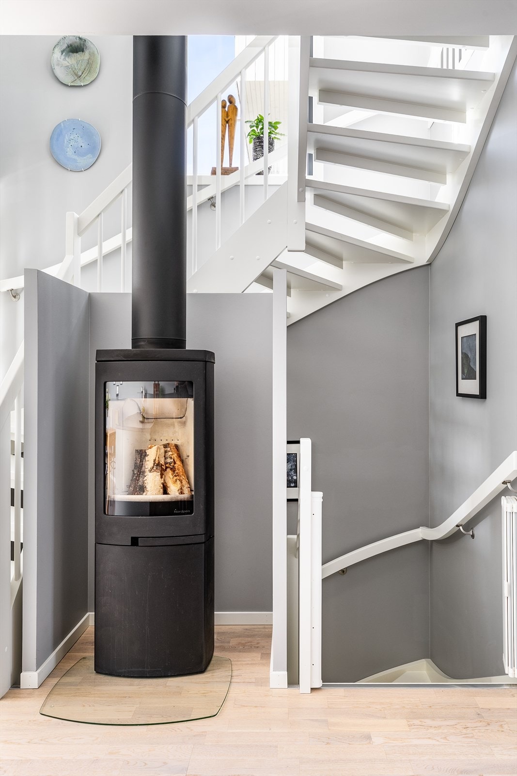 Vedovnen gir god varme til hele huset, men er knapt benyttet etter at boligen fikk varmepumpe. Galleribilde