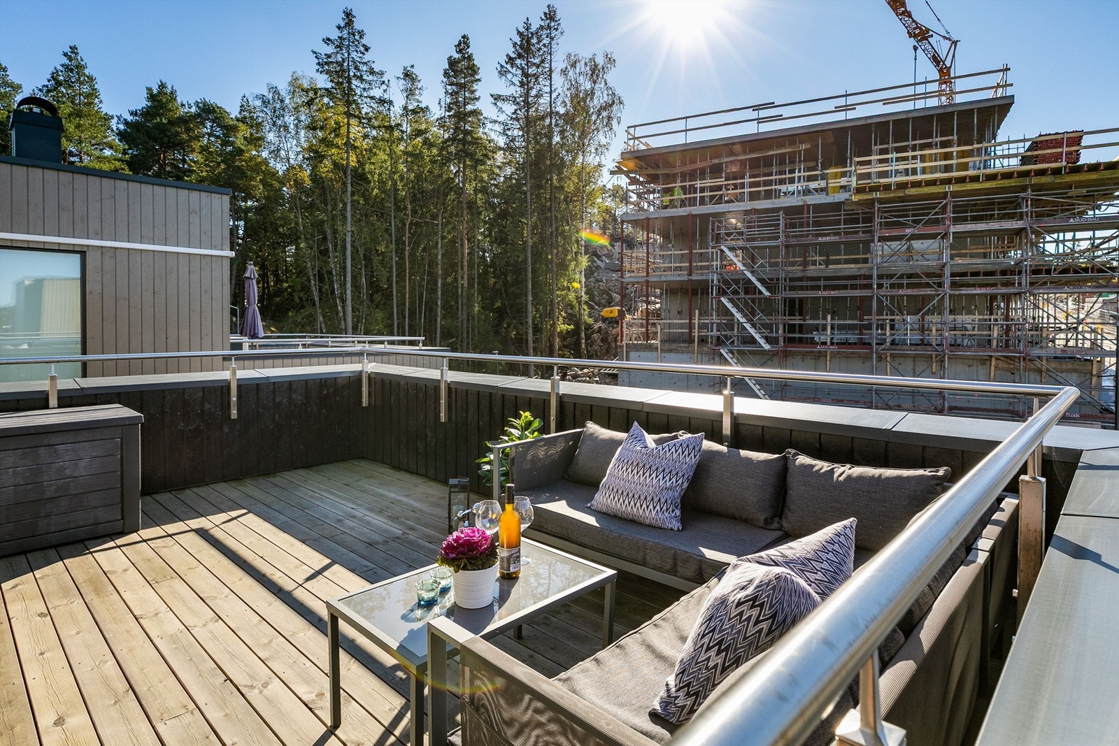 Solforholdene er meget gode; sommerstid er takaltanen solfylt allerede fra formiddag og helt frem til sen kveld. Galleribilde