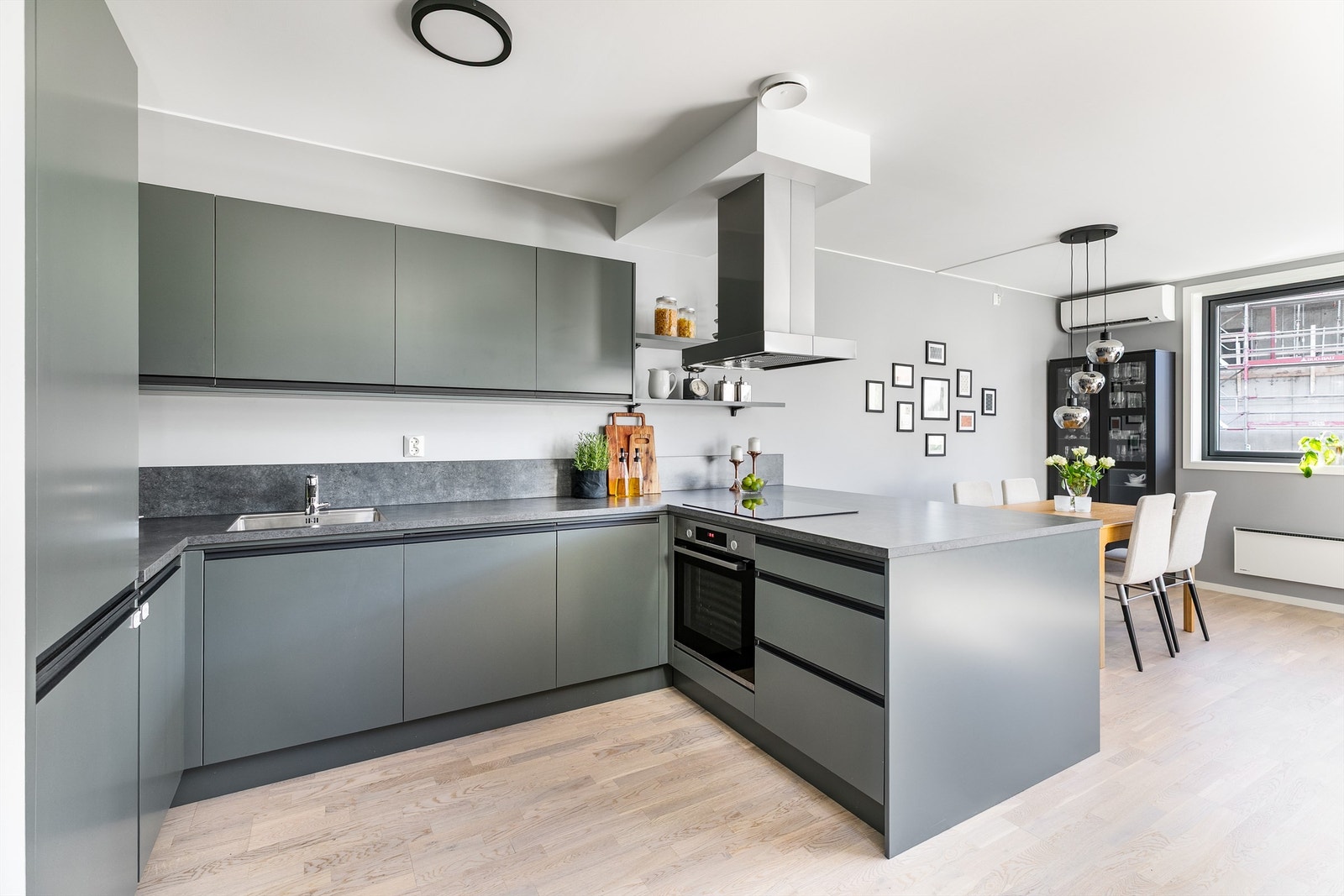 Mange oppbevaringsmuligheter kombinert med meterlange benker gjør kjøkkenet meget bruksvennlig. Praktisk er det også med underlimt vask. Galleribilde