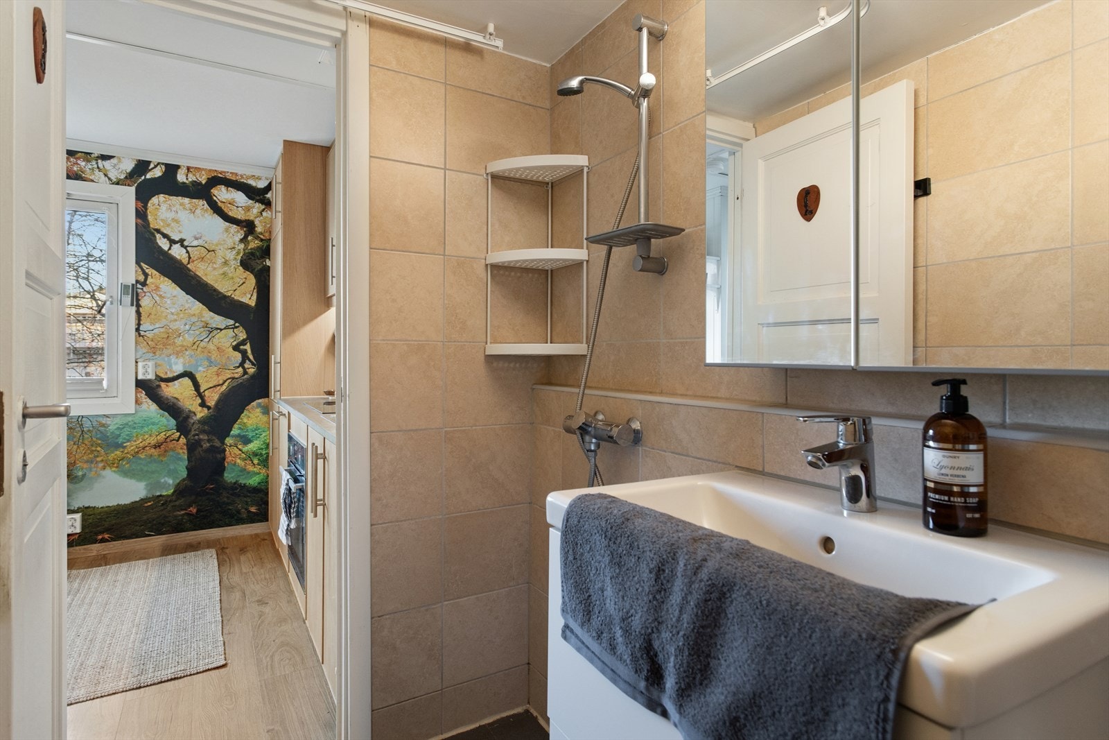 Flislagt bad oppusset i 2013 og har WC, åpen dusjplass, servant og varmekabler i gulv. Ny servant og blandebatteri(2024) Galleribilde