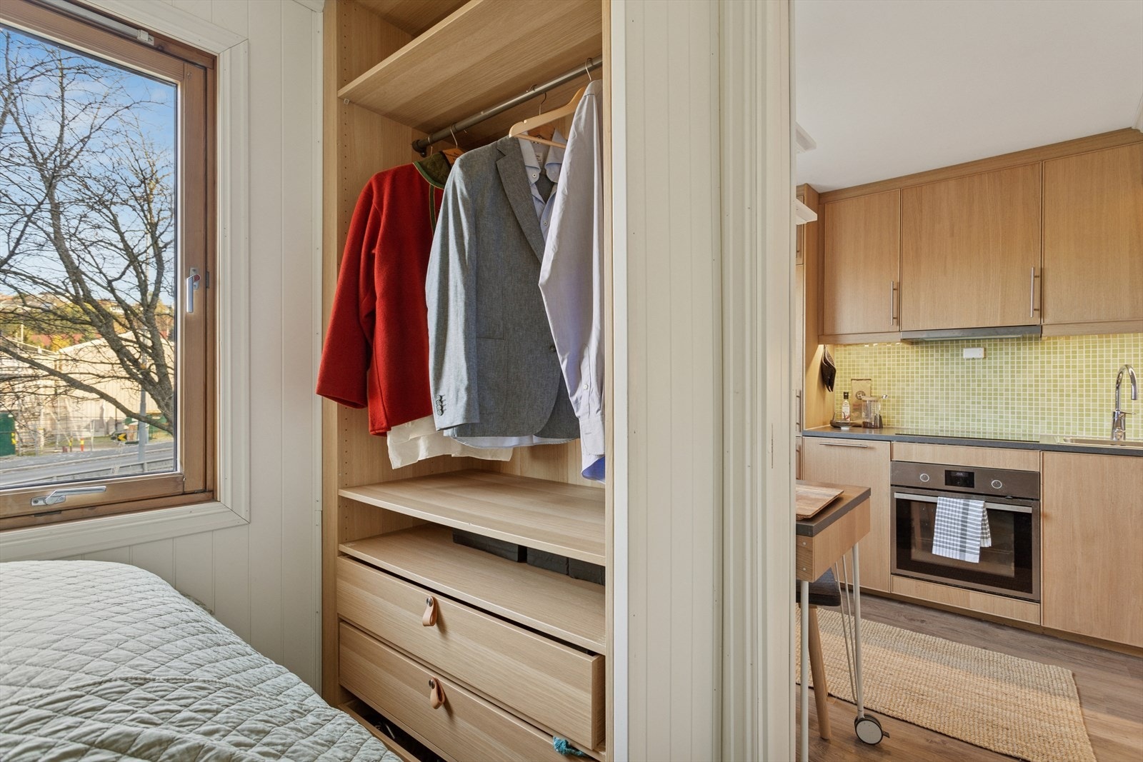 Garderobe og utgang til kjøkken fra sovealkoven Galleribilde