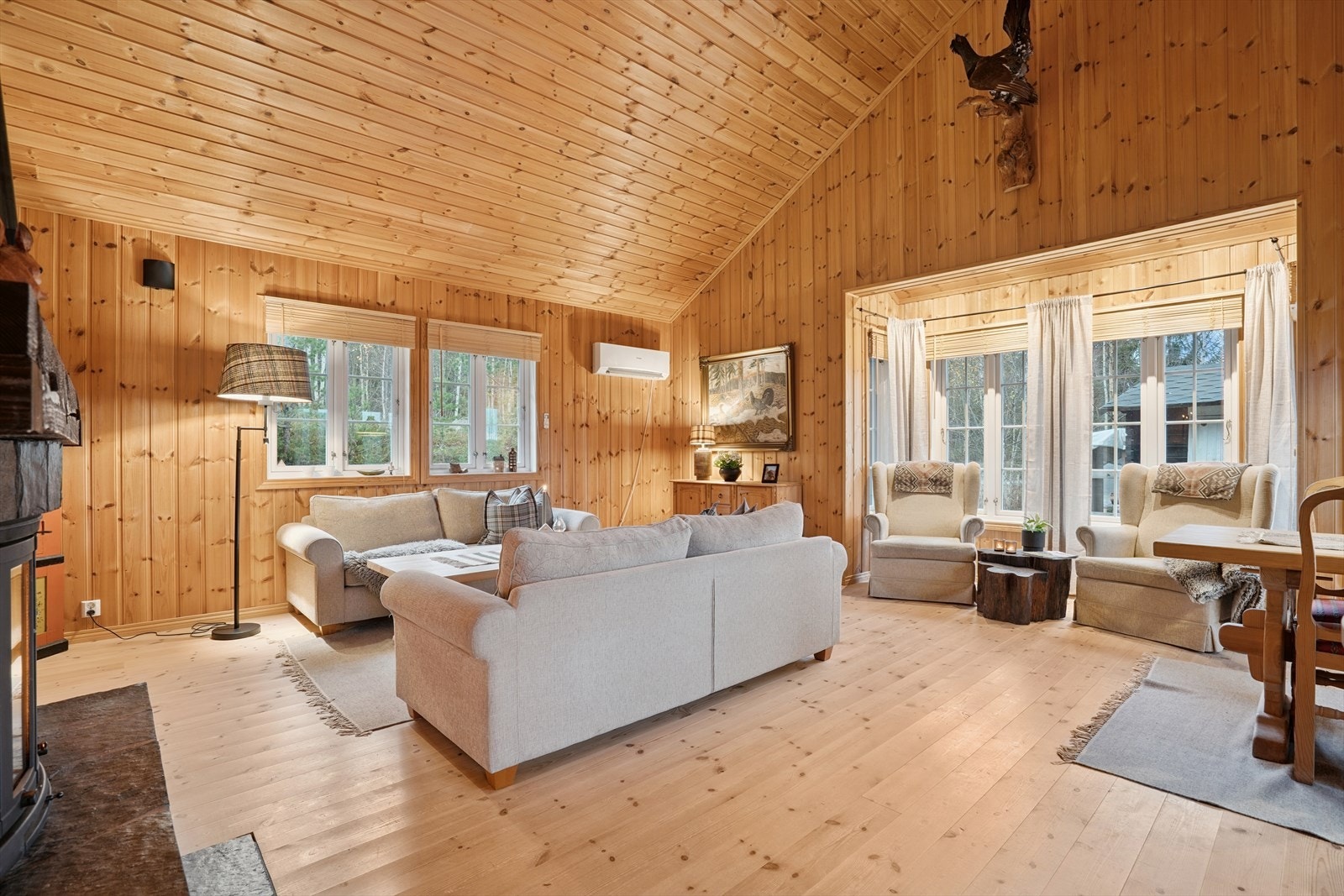 Stuen er romslig og har god plass til sofamøblement i soner. Galleribilde