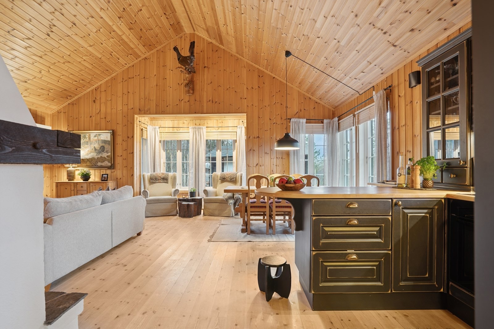 Kjøkkenet er i åpen løsning til stue og spisestue. Galleribilde