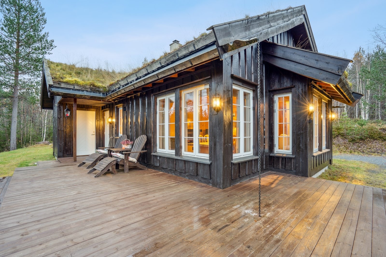 Fritidsboligen har et hyggelig delvis overbygget inngangsparti med en terrasse målt til ca. 35 kvm. Galleribilde