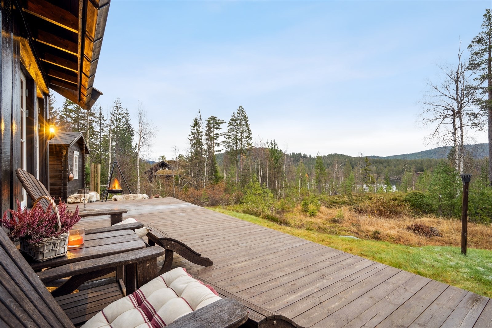 Pen utsikt fra terrassen over Beinsvatnet like ved. Galleribilde