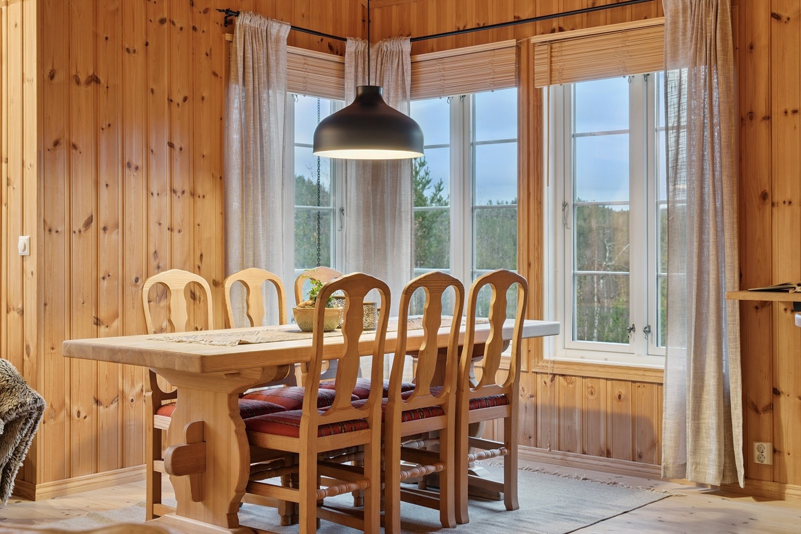 Her kan man nyte gode måltider med en flott utsikt fra flere vinduer. Galleribilde