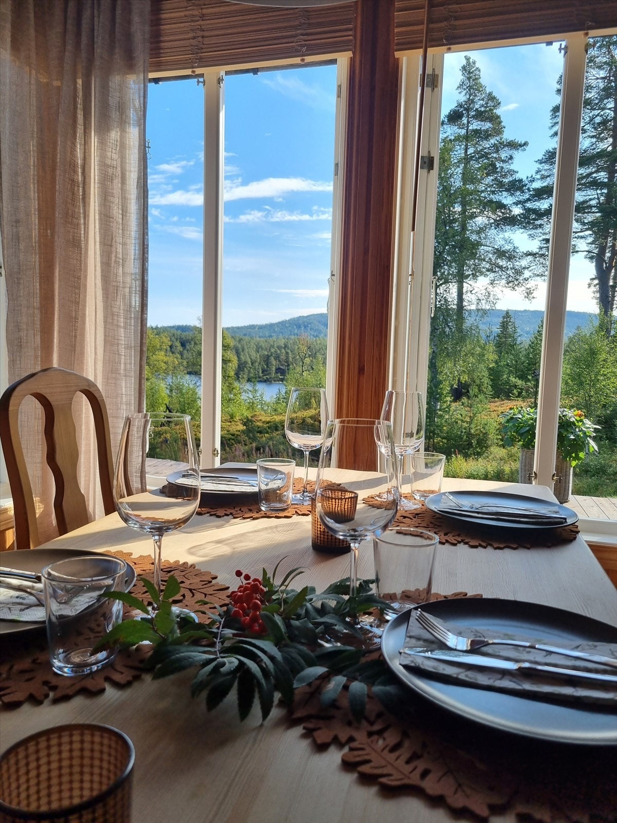 Fin utsikt fra spisestuen mot Beinsvatnet. Galleribilde