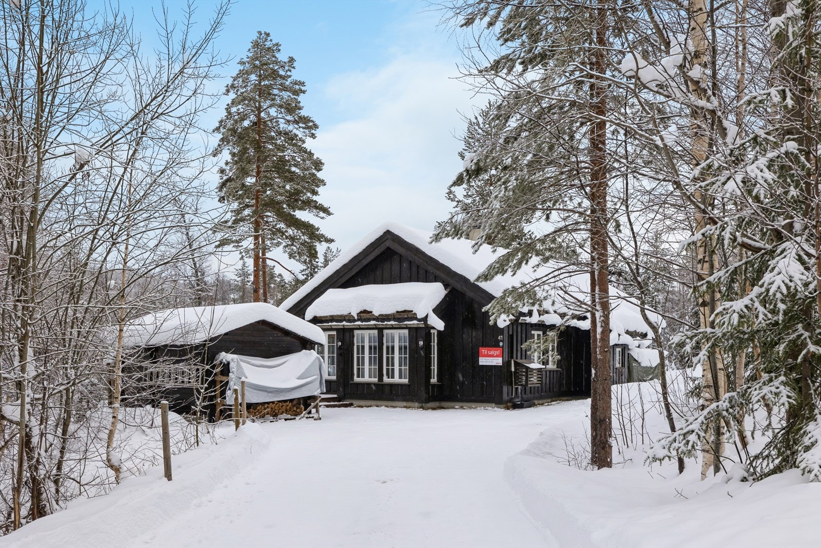 Hytta har en fin beliggenhet på en romslig tomt uten naboer tett innpå - samt kort vei ned til Beinsvatnet Galleribilde