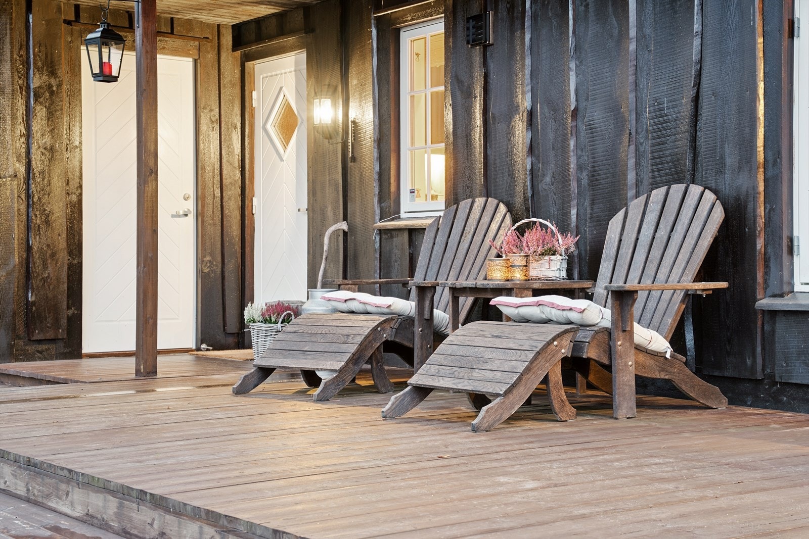 På terrassen er det god plass til utemøblement for å nyte utsikten i naturens ro. Galleribilde