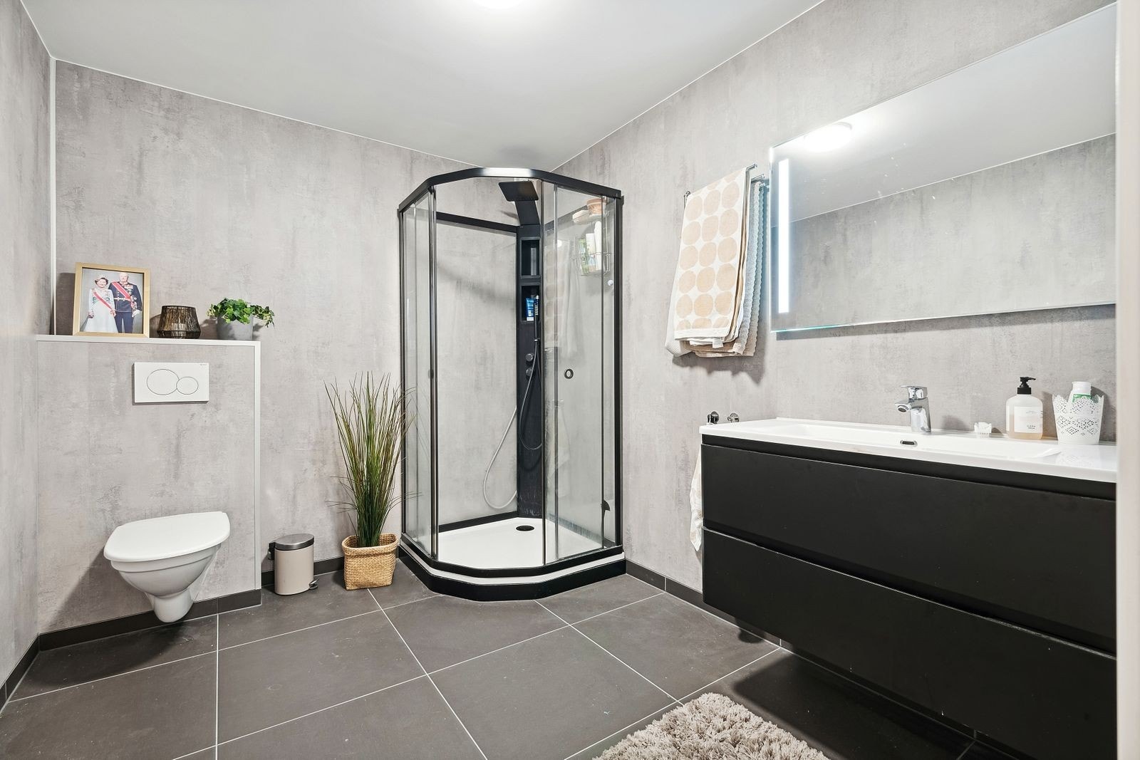 Bilder fra ett av badene - Det er kun 3 rom som deler på 1 bad. Galleribilde