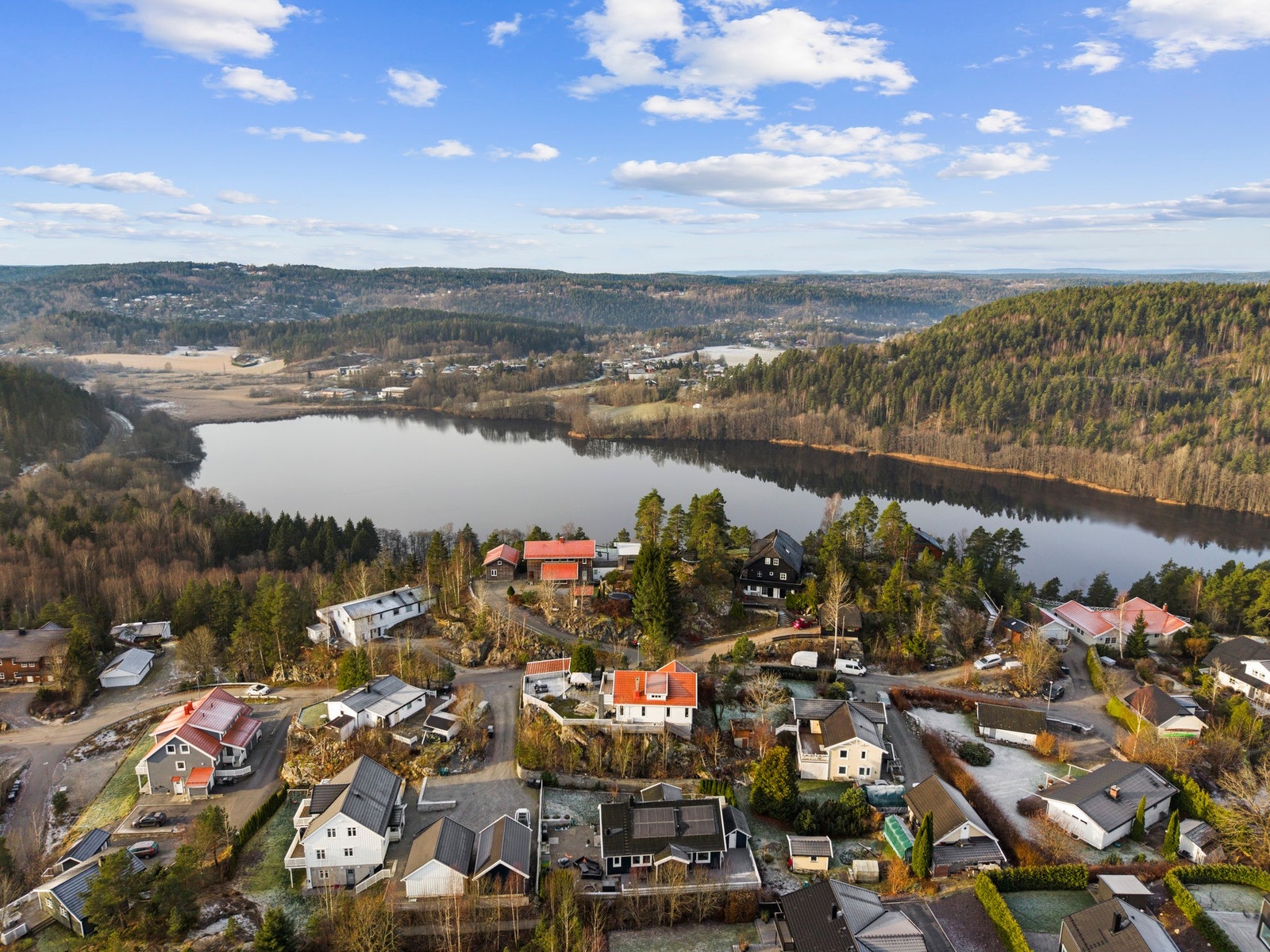 Homannskollen 15B ligger i et rolig og barnevennlig boligområde i Sjøskogen, på Vinterbro i Ås kommune. Galleribilde