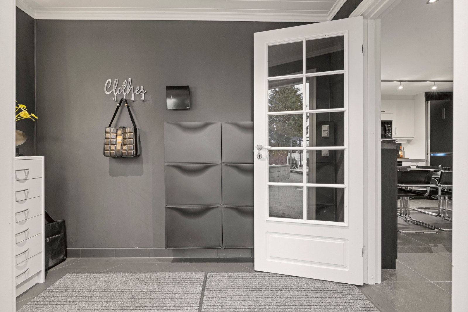 Boligen ønskes velkommen via en romslig entré. Her er det god plass til garderobeløsninger og avlastning Galleribilde