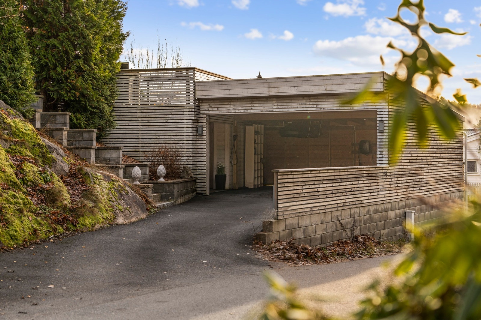 Skjermet innkjørsel og romslig carport. Galleribilde