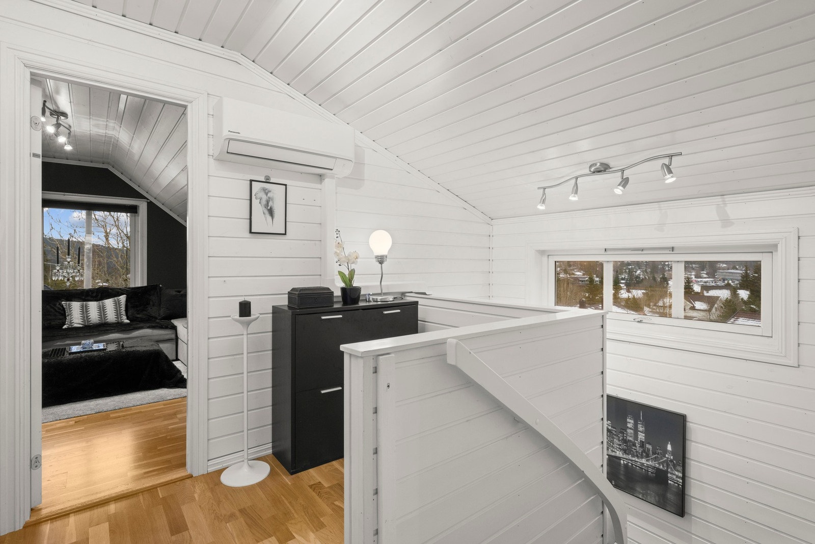 Gang som knytter sammen hele andre etasje. Galleribilde