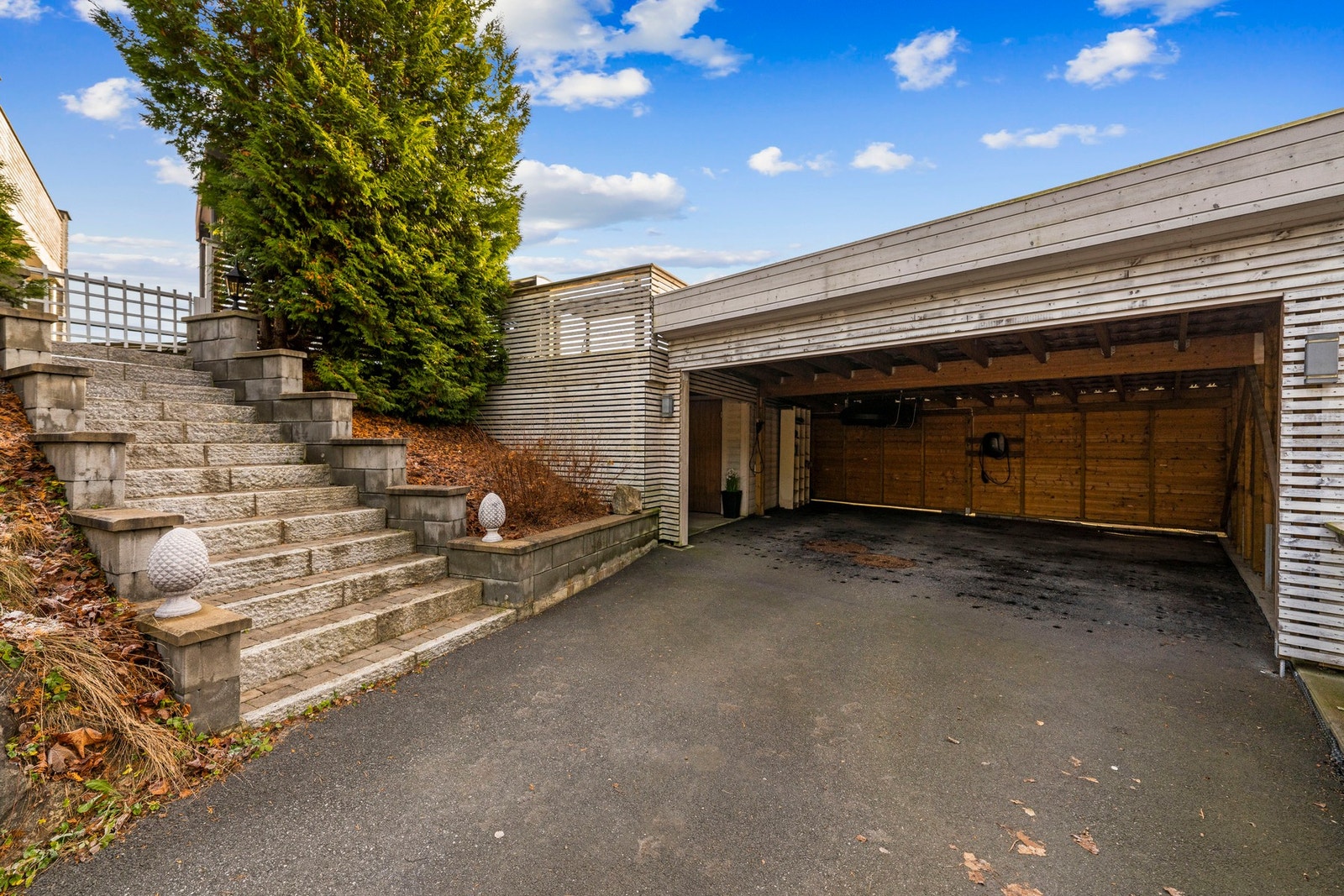 Romslig gårdsplass med god parkering og tilkomst til garasje. Galleribilde