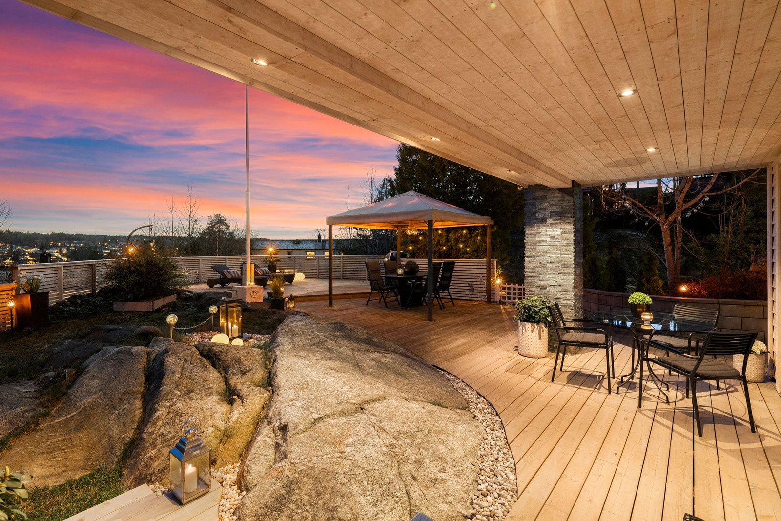 Overbygd uteplass som kan brukes fra tidlig vår til sen høst. Galleribilde