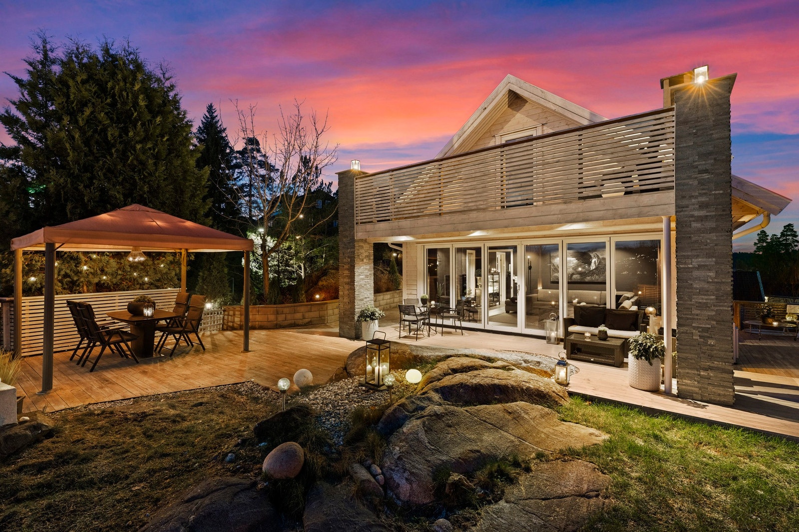 Boligen badet i kveldssol med tiltalende utearealer. Galleribilde