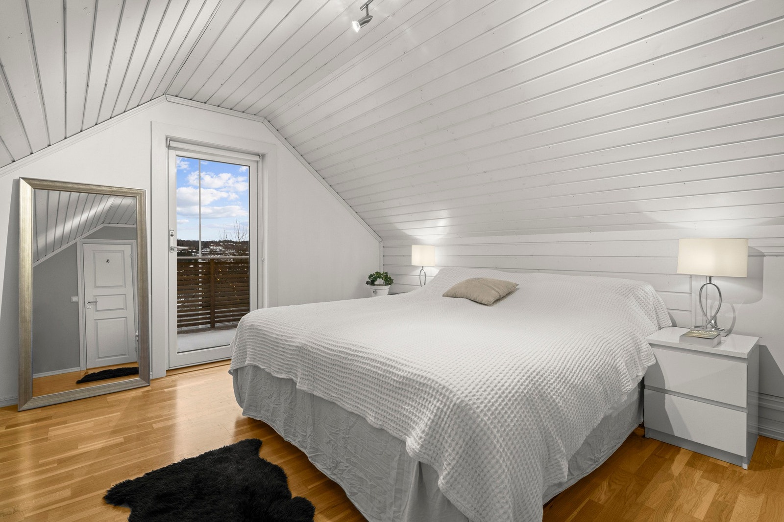 Soverommet har utgang til balkong og egner seg godt som hovedsoverom. Galleribilde