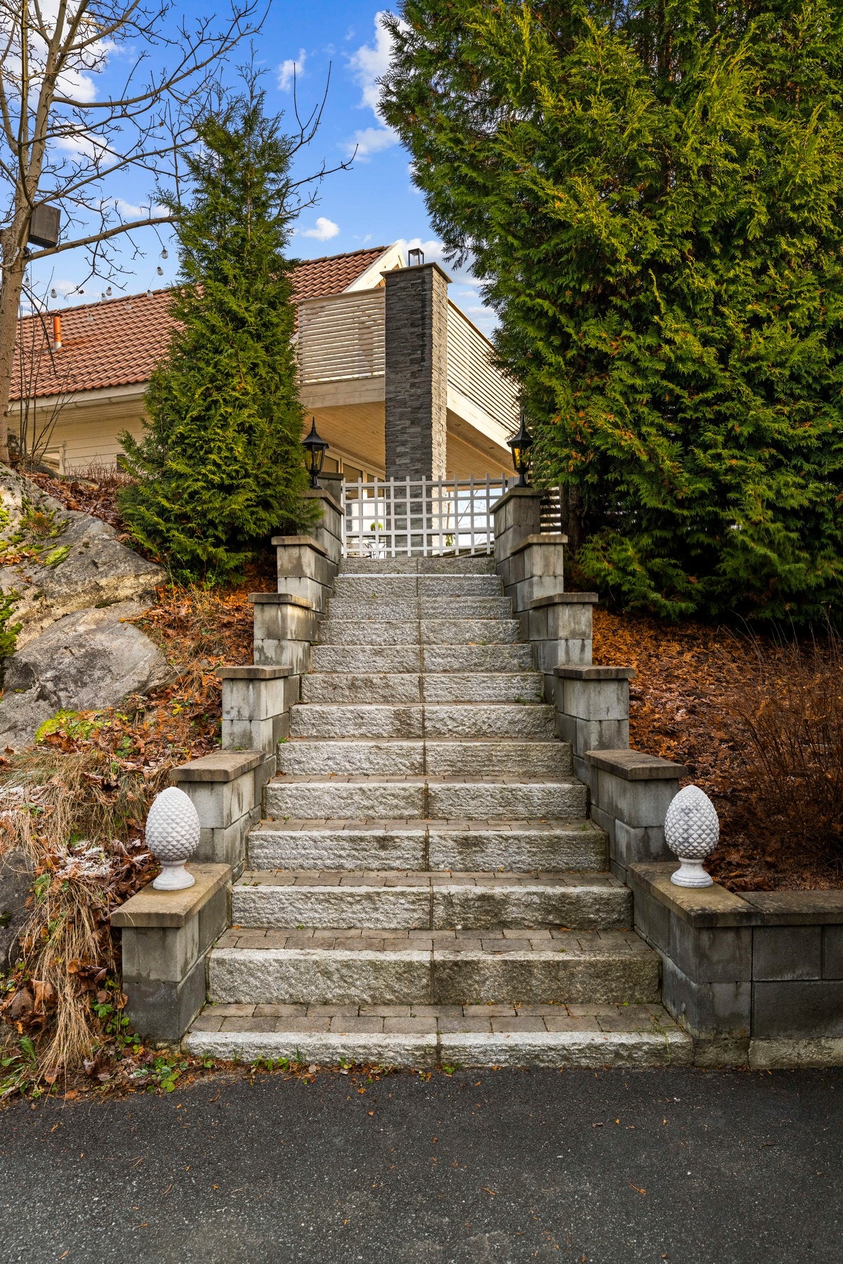 Solid steintrapp som leder deg opp til boligen. Galleribilde