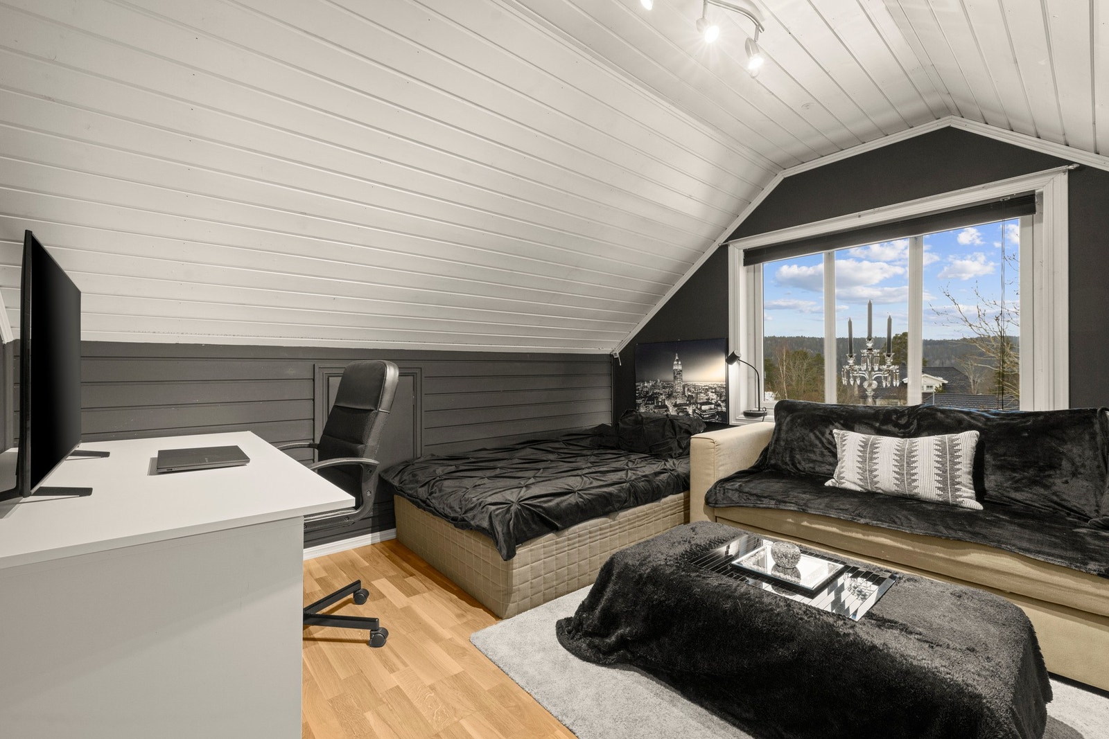 God plass ti seng og tilhørende møblement. Galleribilde