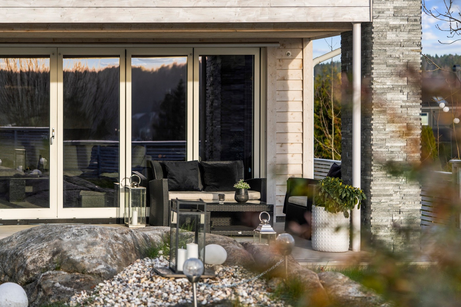 Hyggelig uteområde med flere møbleringsmuligheter. Galleribilde