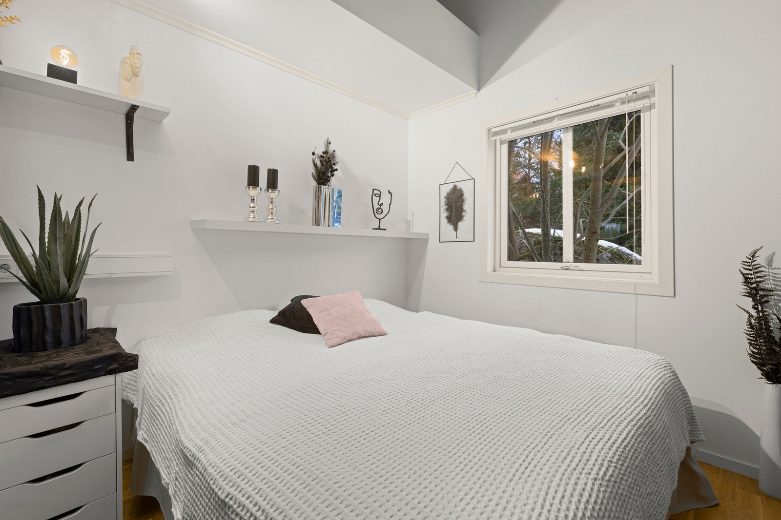 God plass til dobbeltseng og nattbord. Galleribilde