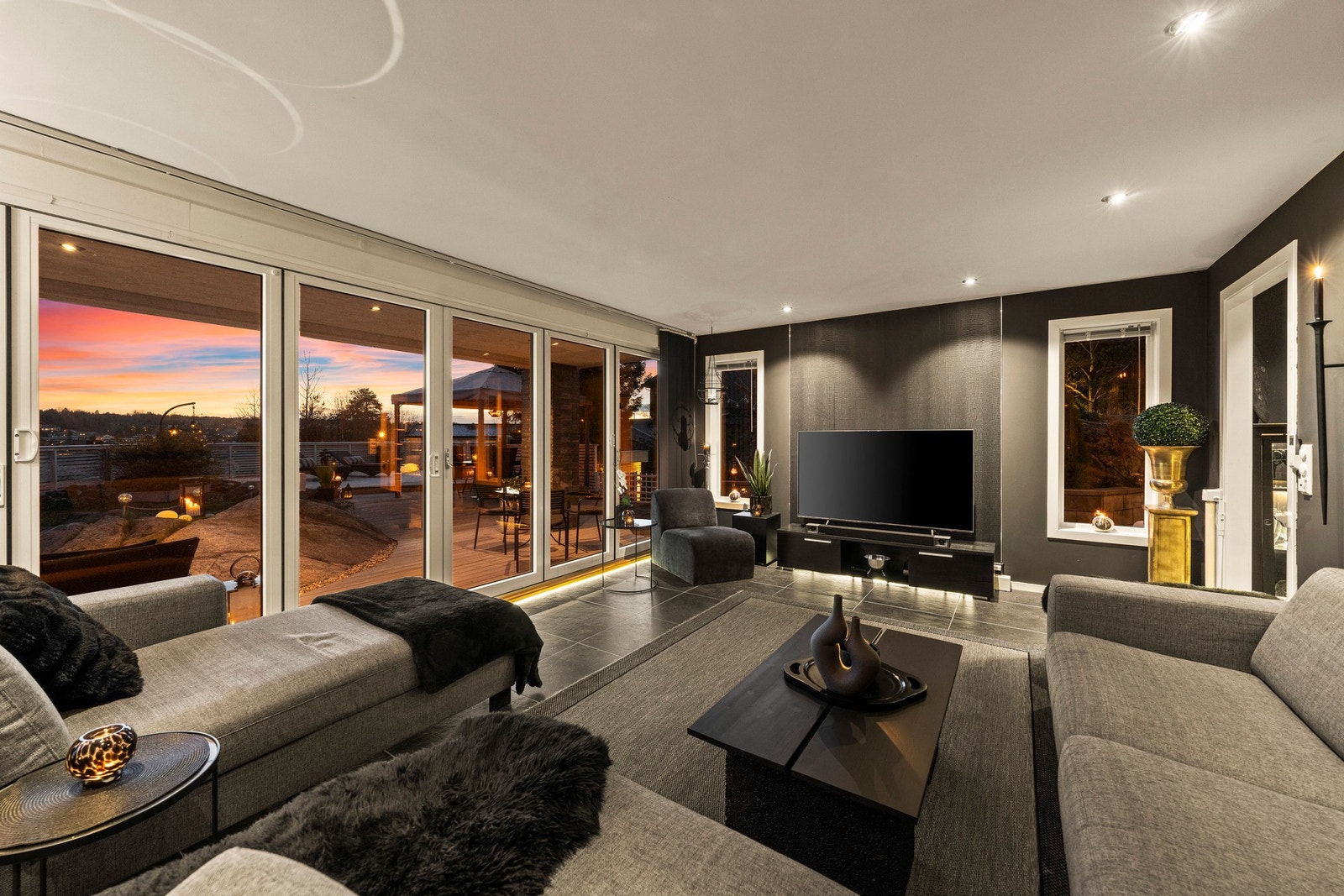 Åpen stueløsning med god plass til sofa. Galleribilde