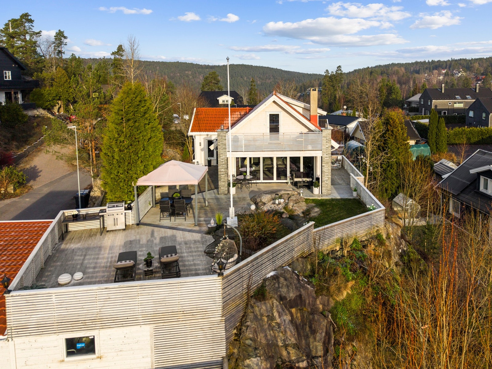 Eiendommen har stor markterrasser og plattinger rundt store deler av 1. etasje samt balkong i 2. etasje. Galleribilde