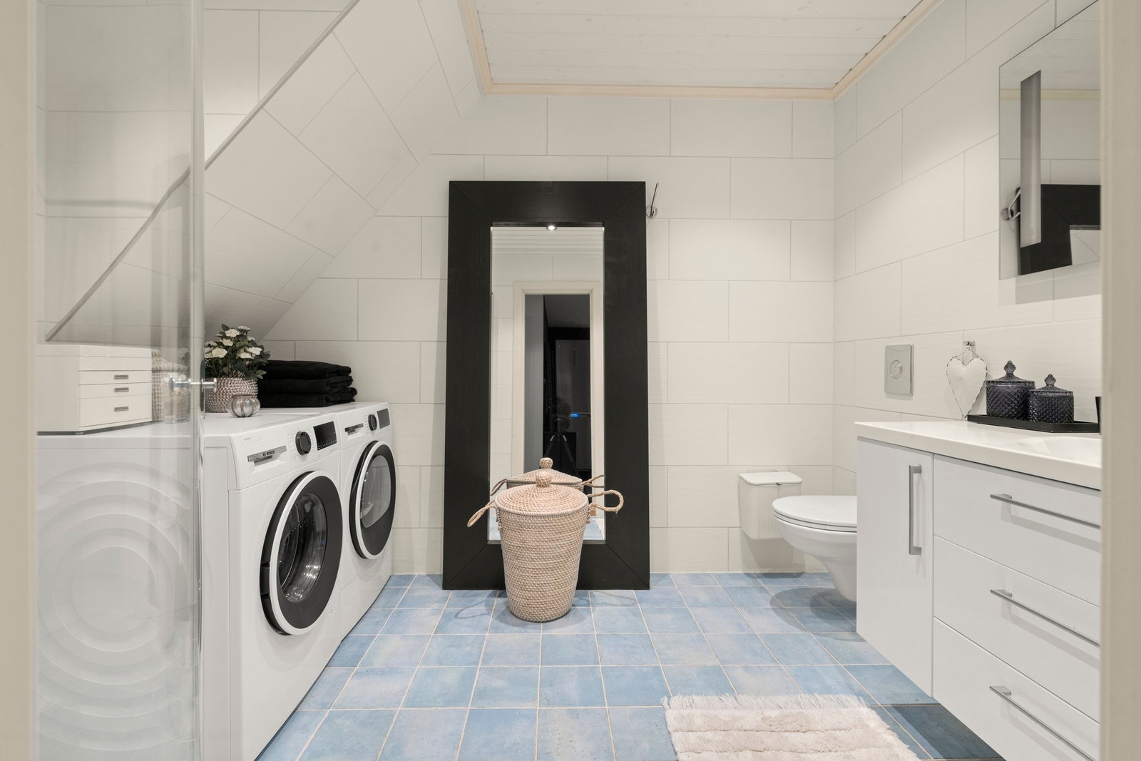 Bad flislagt gulv og vegger samt malt panel i himling. Galleribilde