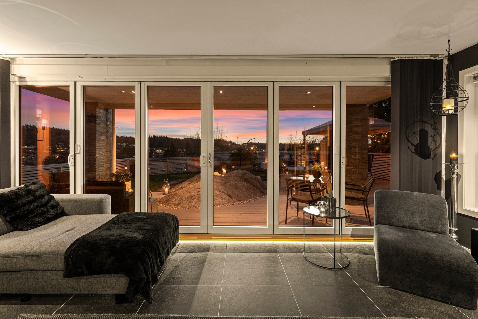 Stuen har store foldedører som åpner hele rommet mot terrassen. Galleribilde