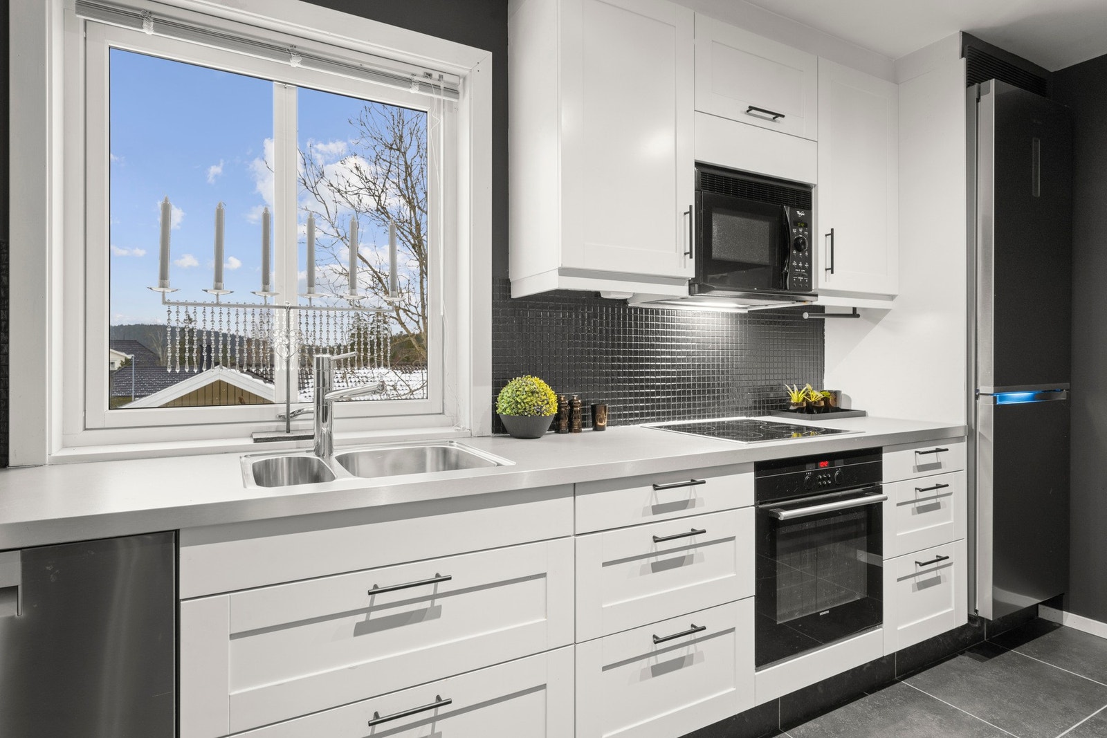 Delvis integrerte hvitevarer bidrar til et ryddig og gjennomført uttrykk. Galleribilde