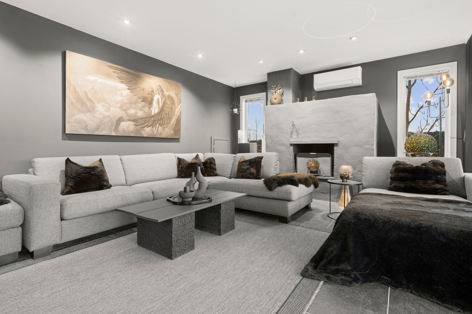 En åpne peisen gir både lun varme og en ekstra dimensjon av hygge på kjølige høst- og vinterkvelder. Galleribilde