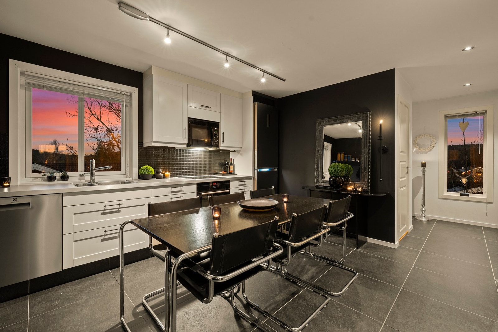 Stilrent kjøkken med moderne løsninger og god arbeidsplass. Galleribilde