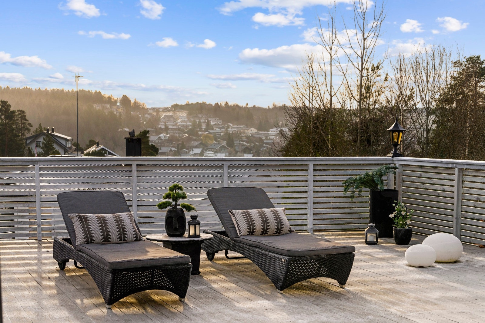 Avslappende soner med plass til solsenger, loungemøbler eller hva man ønsker. Galleribilde